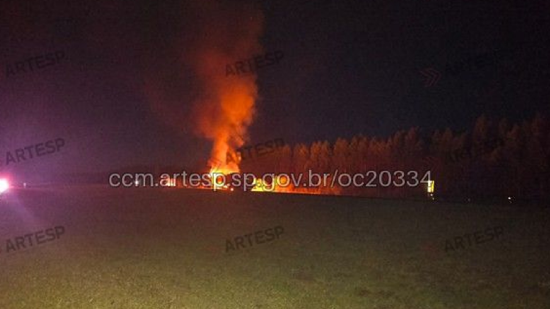 Carreta pega fogo e provoca interdição na Rodovia Castello Branco em Itatinga