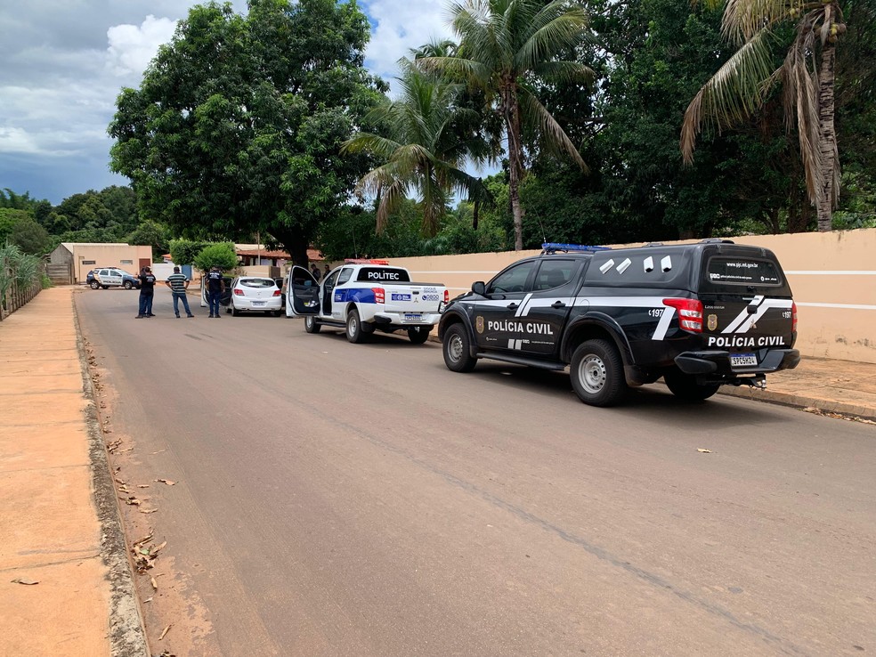 Polícia está no local e investiga o crime — Foto: Guilherme Alves