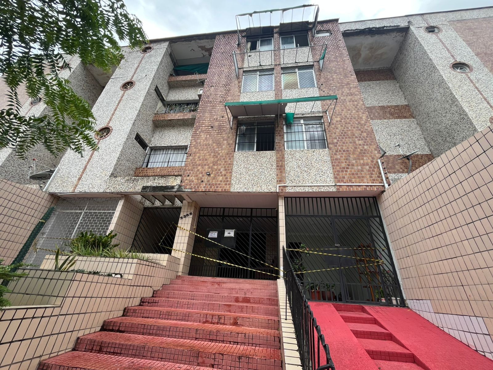 Prédio residencial é esvaziado após solo afundar em Fortaleza; vídeo