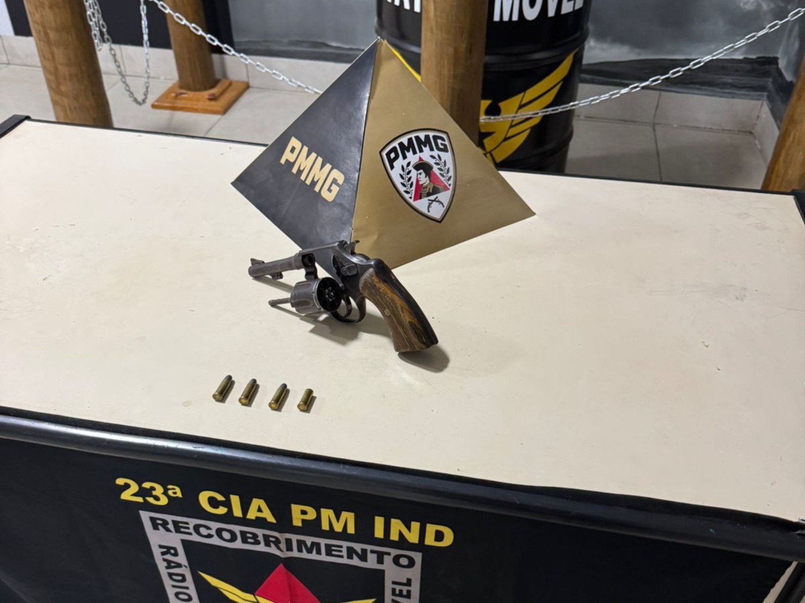 PM prende homem por porte ilegal de arma, ameaça e desacato em Capelinha