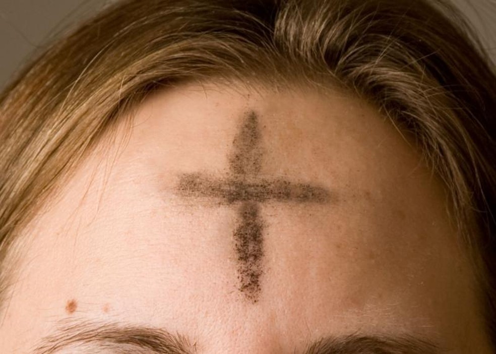 Fronte com a cruz feita de cinzas em missa de Quarta-Feira de Cinzas. — Foto: Jennifer Balaska/ Wikimedia Commons/ Dominio público