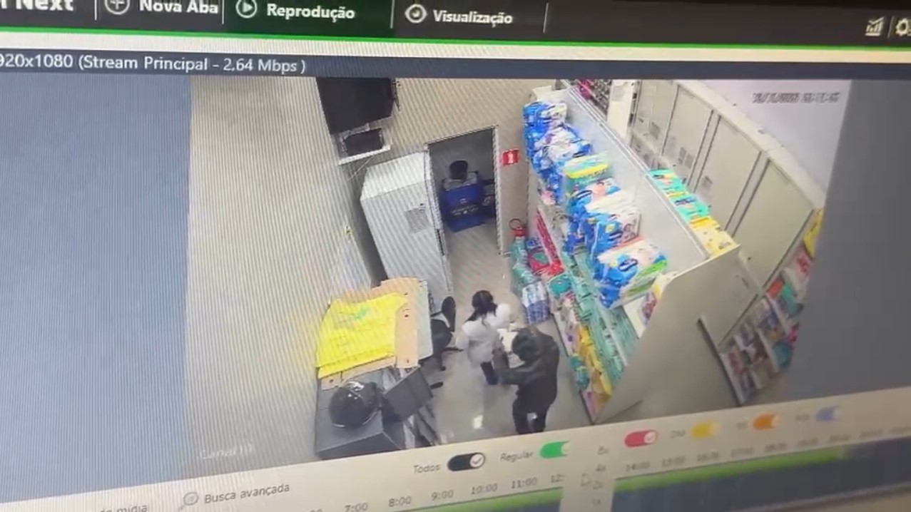 Vídeo mostra momento em que ladrões fazem funcionários reféns e roubam farmácia em Piracicaba