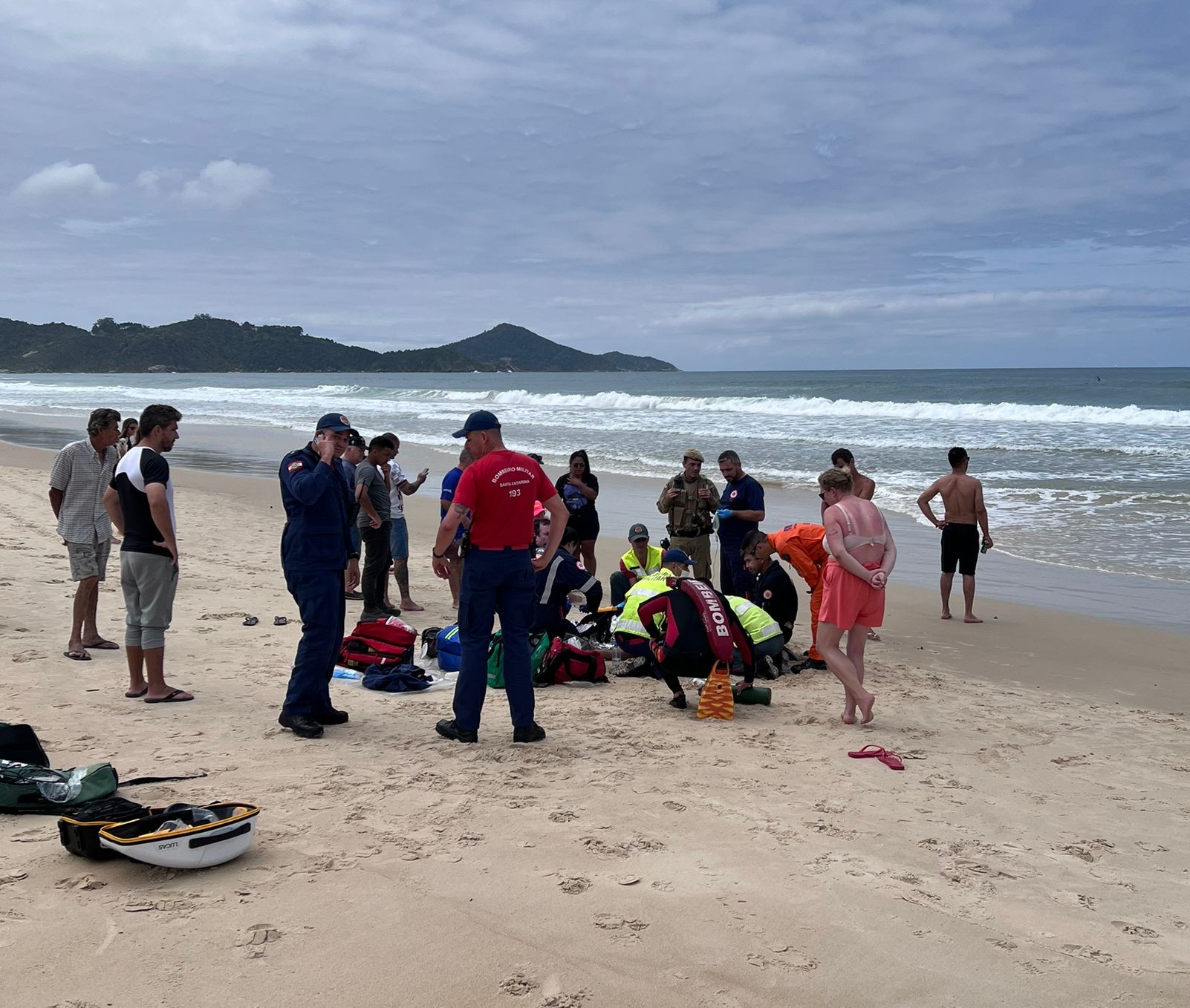 Pai e filho de 10 anos se afogam em praia de SC; criança está desaparecida