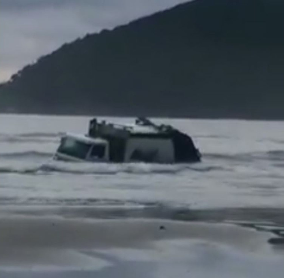 Após banhistas atolarem na Praia Central, 'areia movediça' acende