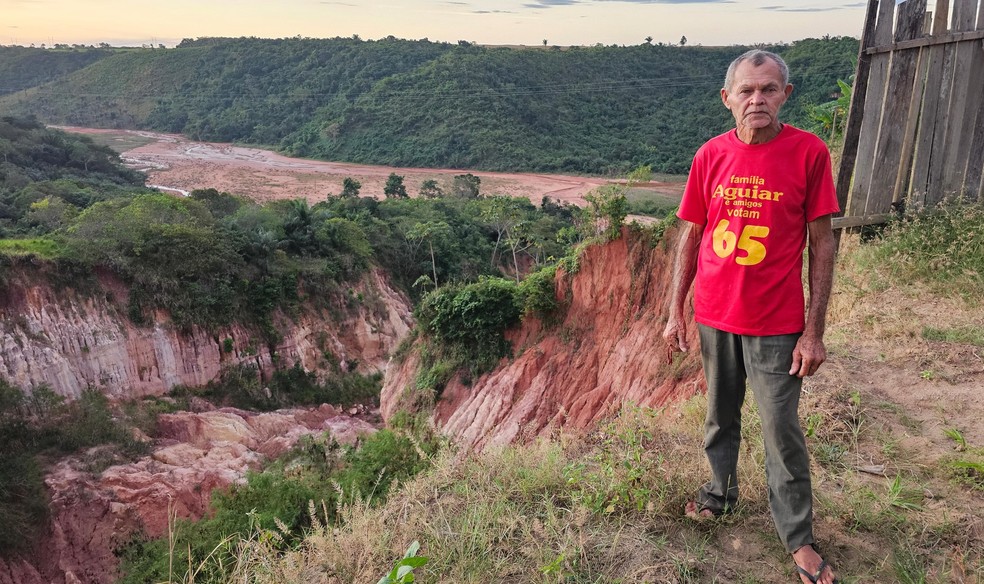 Francisco é agricultor e mora em casa com voçoroca no quintal, em Buriticupu — Foto: Rafael Cardoso/g1 MA