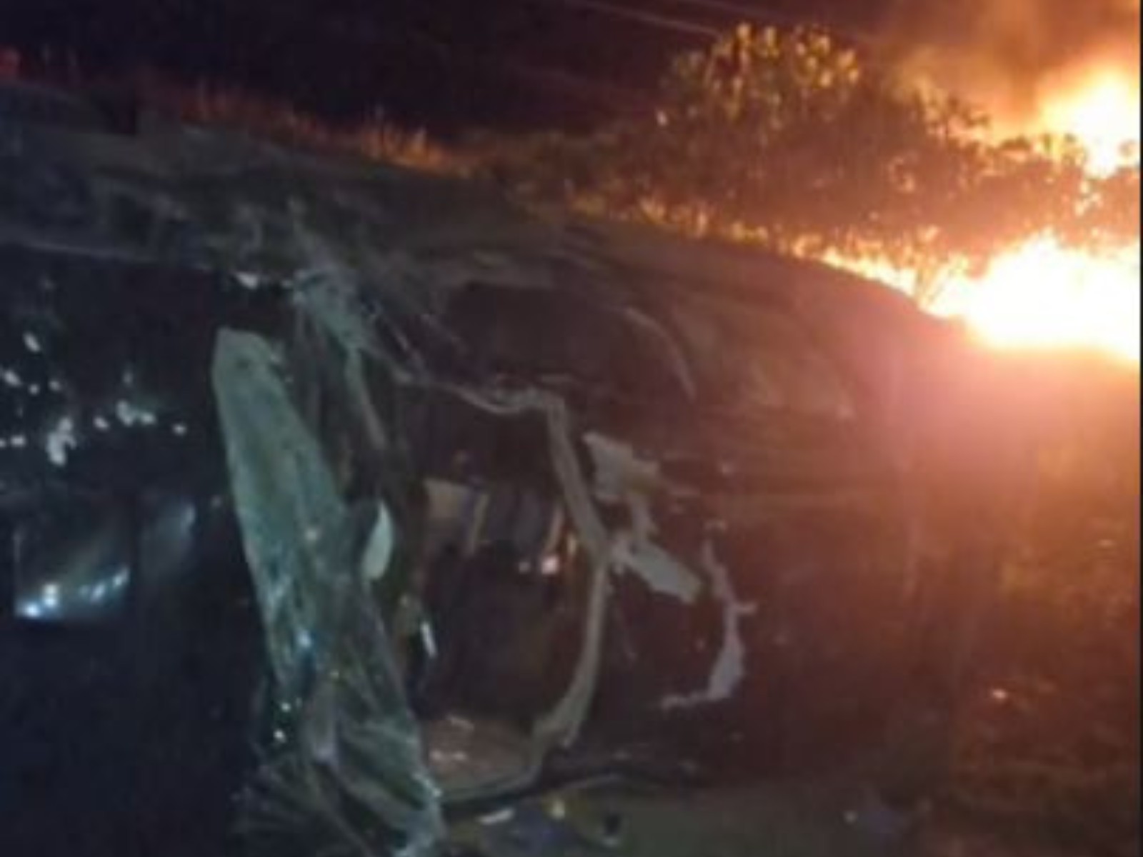 Quatro pessoas ficam feridas e carro pega fogo após acidente em rodovia no Acre; VÍDEO