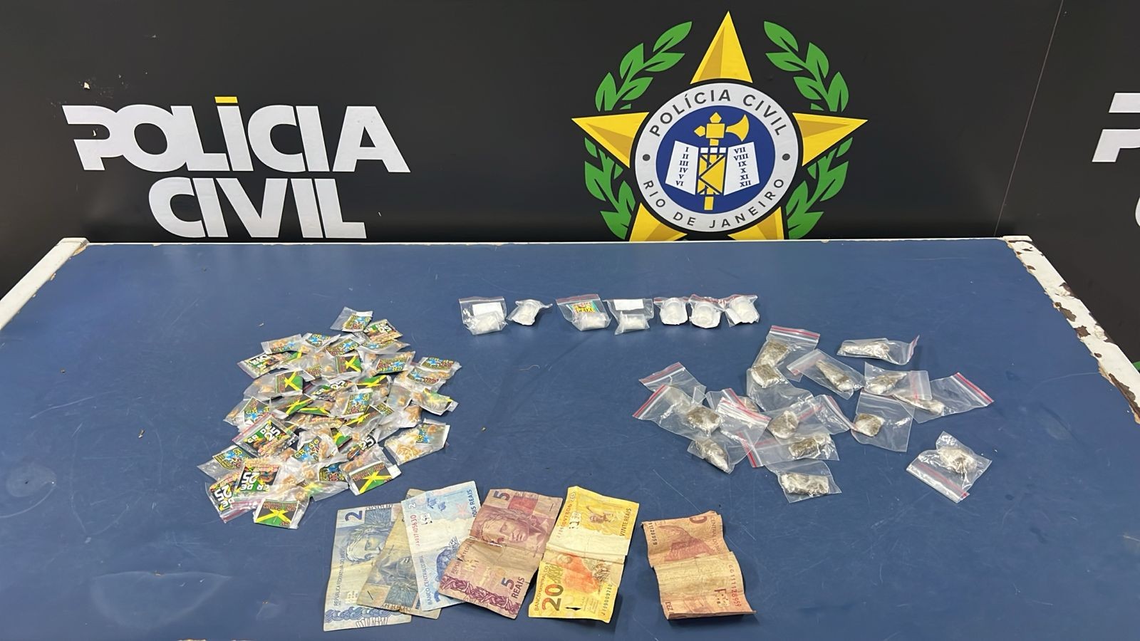 Jovem é preso e adolescente apreendido com drogas em Angra dos Reis