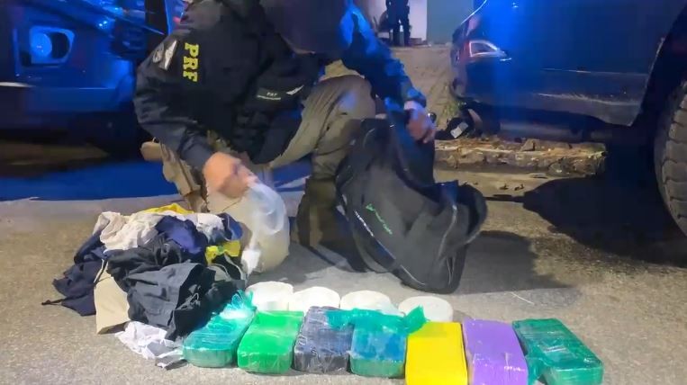 Dois passageiros são presos com cerca de 15 kg de drogas em ônibus de viagem na Grande Fortaleza