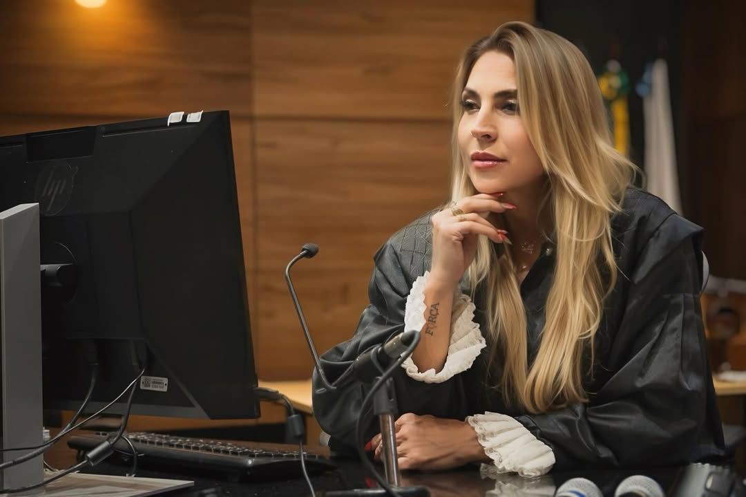 Juíza Tula Mello recebe a medalha Tiradentes na Alerj nesta quinta