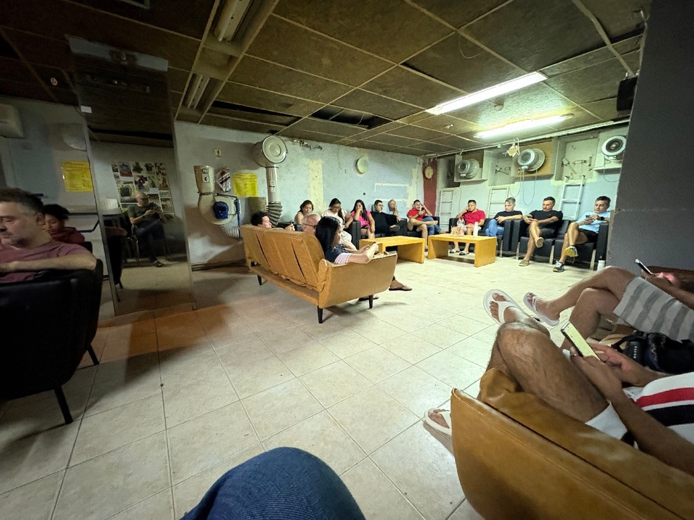 Comitiva em bunker após alertas do governo de Israel — Foto: Vagner Araújo