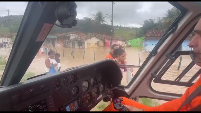 Após tempestade e inundação, famílias são resgatadas por helicóptero em Rio Largo