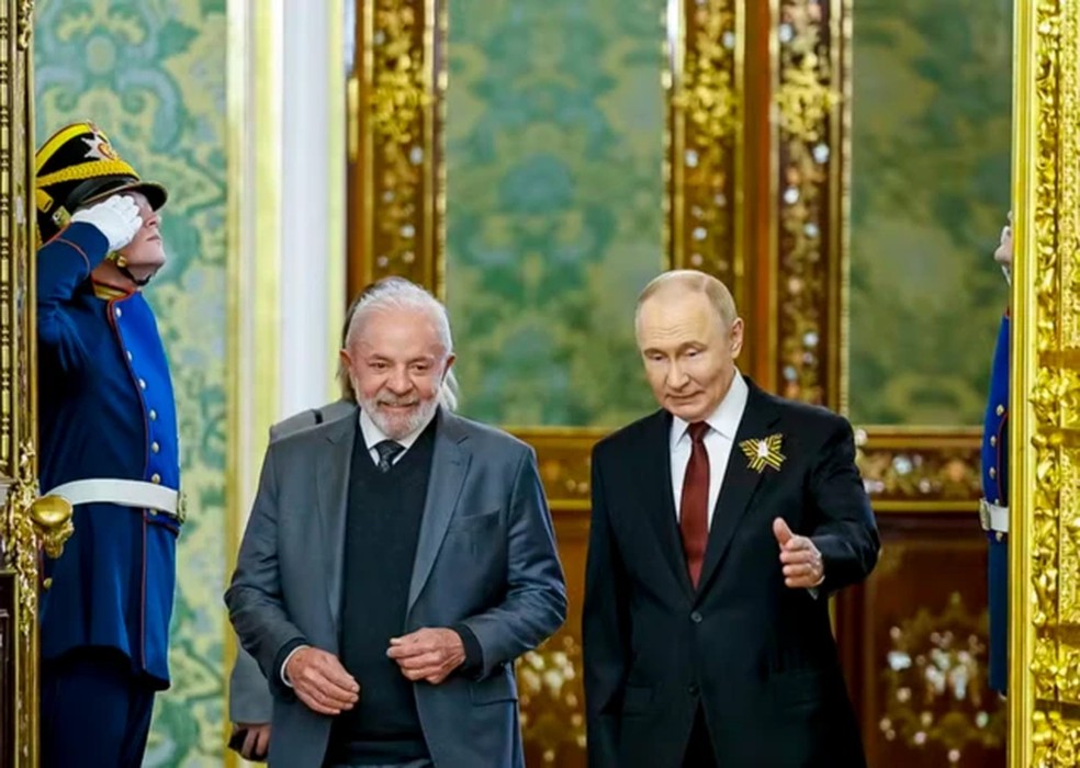 Lula e Vladimir Putin durante visita do brasileiro a Moscou. La&ccedil;os dos Brics com pa&iacute;ses como a R&uacute;ssia, China e Ir&atilde; t&ecirc;m alimentado cr&iacute;ticas de que o bloco seria contra o chamado Ocidente. &mdash; Foto: Ricardo Stuckert via BBC
