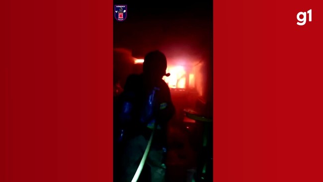 Bombeiros combatem fogo em boate em Múrcia, na Espanha