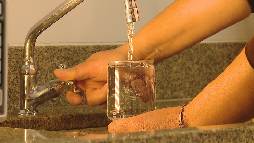 Água contaminada pode transmitir vírus da doença diarreica. — Foto: Reprodução/RBS TV