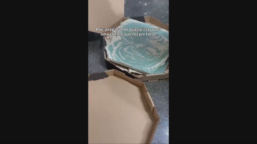 Caixas de pizza recheadas de gesso e papelão para serem enviadas ao golpista. — Foto: Arquivo pessoal