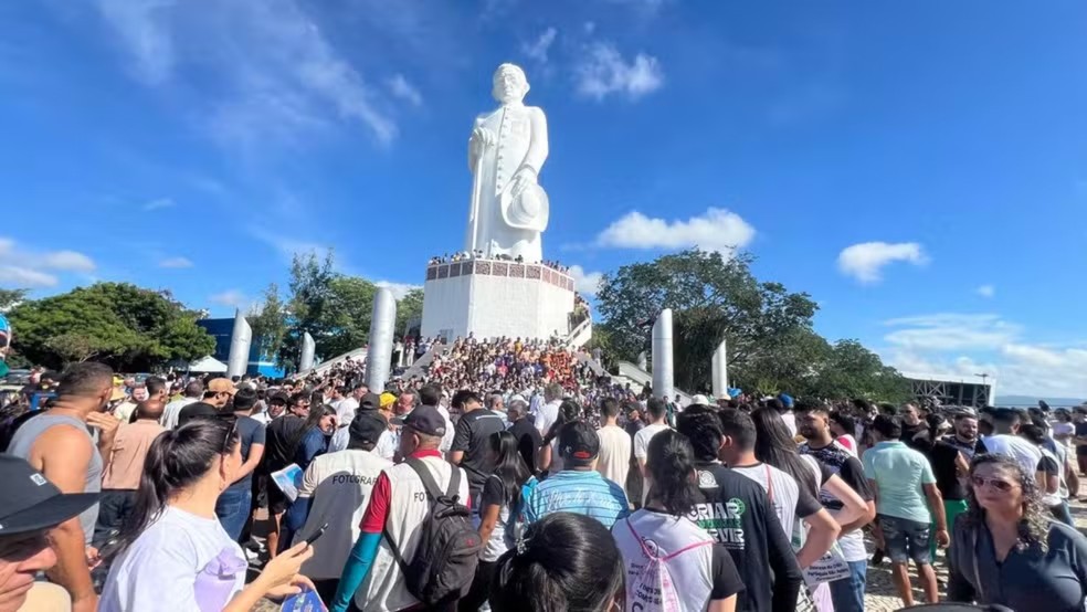 Milhares de fiéis sobem a ladeira do Horto, em Juazeiro do Norte, para relembrar paixão e morte de Jesus — Foto: Patrícia Silva/SVM