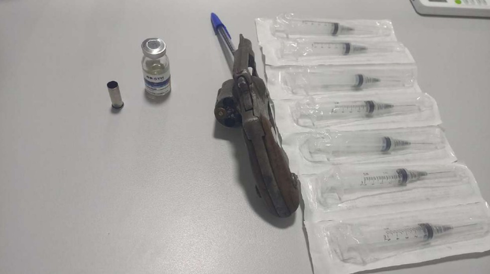 Arma e anabolizante encontradas com advogado suspeito de estuprar babá em Maceió — Foto: PC/AL