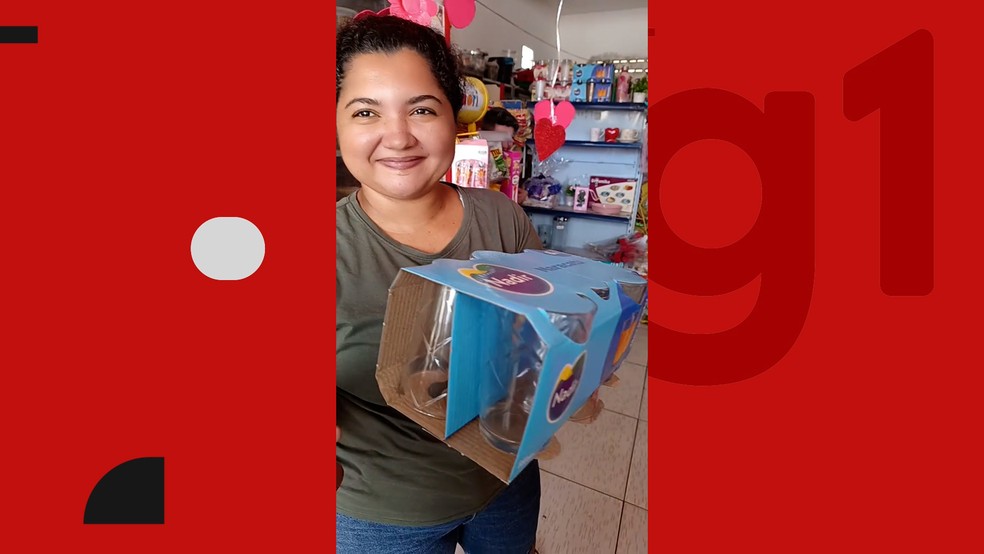 Mulher viralizou ao receber kit com copos  Foto: Redes Sociais