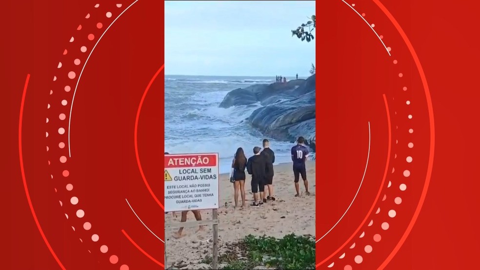 Praia em Guarapari não tinha guarda-vidas — Foto: Reprodução/Redes sociais