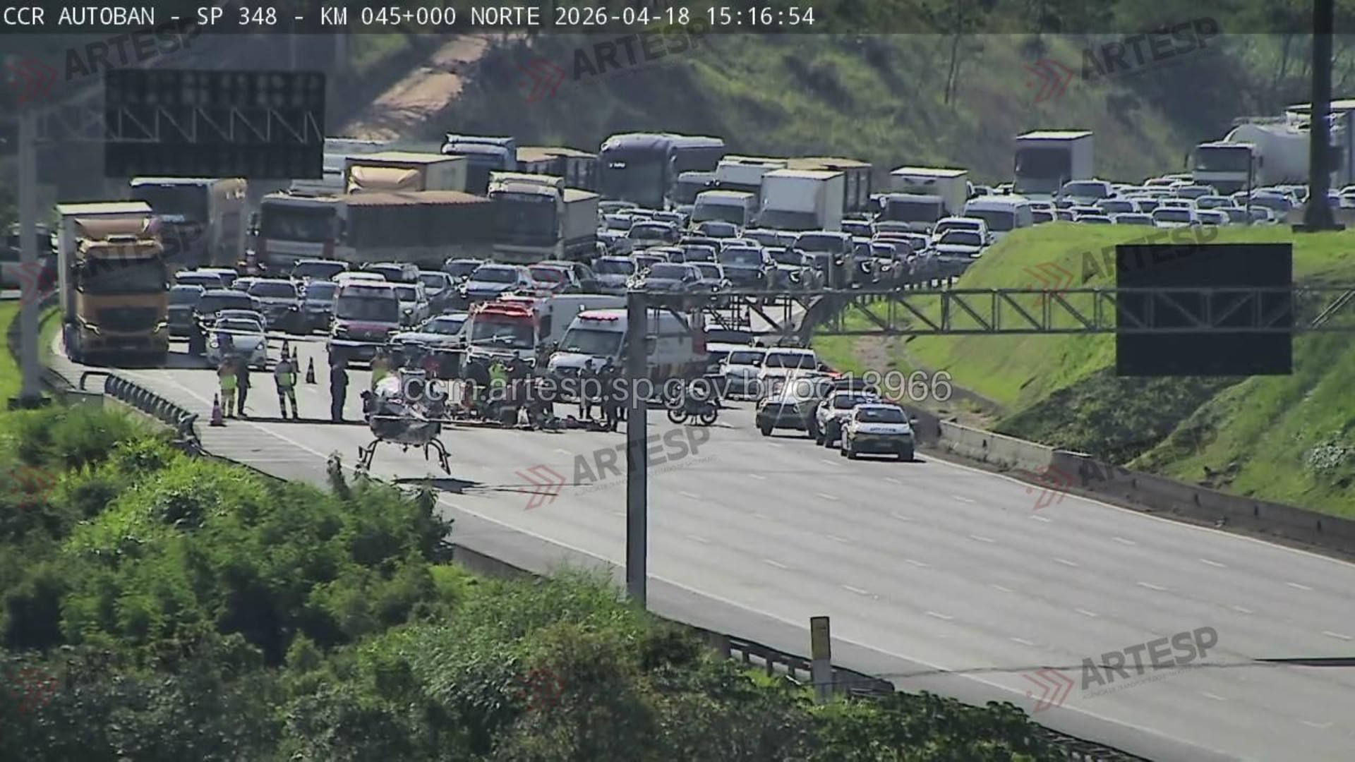 Acidente com seis veículos interdita a Rodovia dos Bandeirantes para resgate com o helicóptero Águia de motociclista