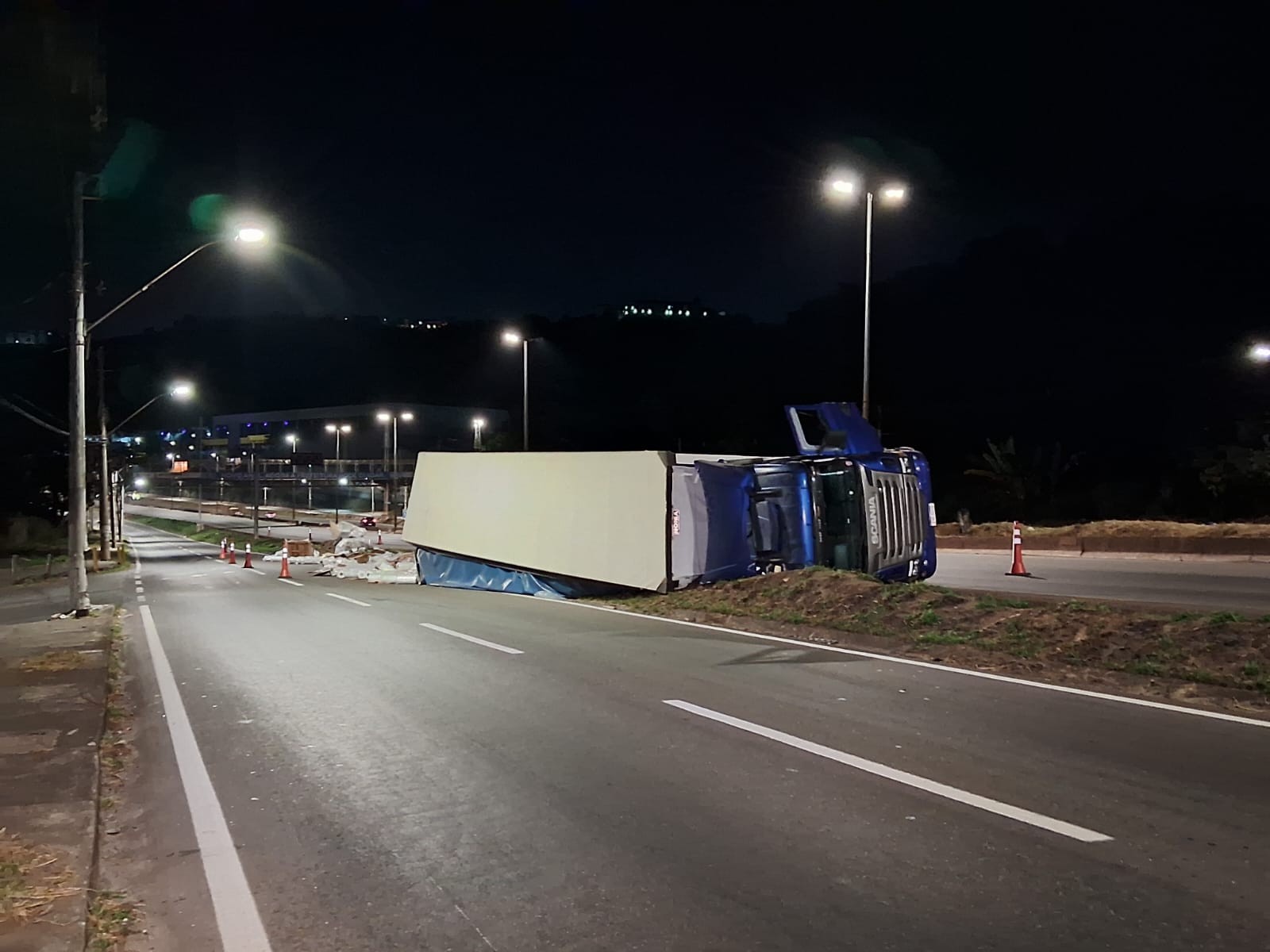 Carreta carregada com bobinas de plástico tomba e interdita parte do Anel Rodoviário de BH