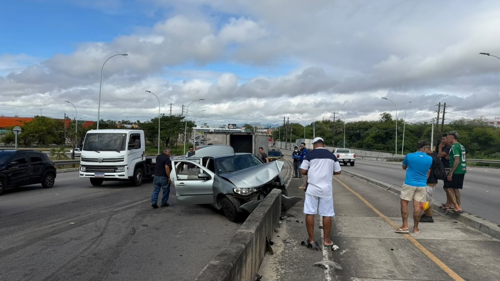 Acidente aconteceu na Avenida Alberto Craveiro, no bairro Dias Macedo, em Fortaleza. — Foto: Flávia Marques/g1