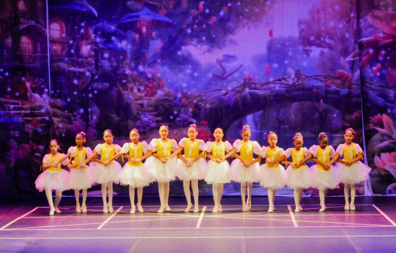 Instituto oferece aulas gratuitas de ballet para crianças de comunidades em Salvador 