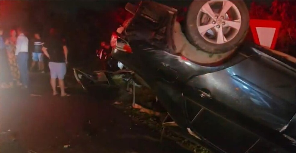 Batida entre carros deixa tr&ecirc;s mortos na BR-230, em Campina Grande &mdash; Foto: Reprodu&ccedil;&atilde;o / TV Cabo Branco