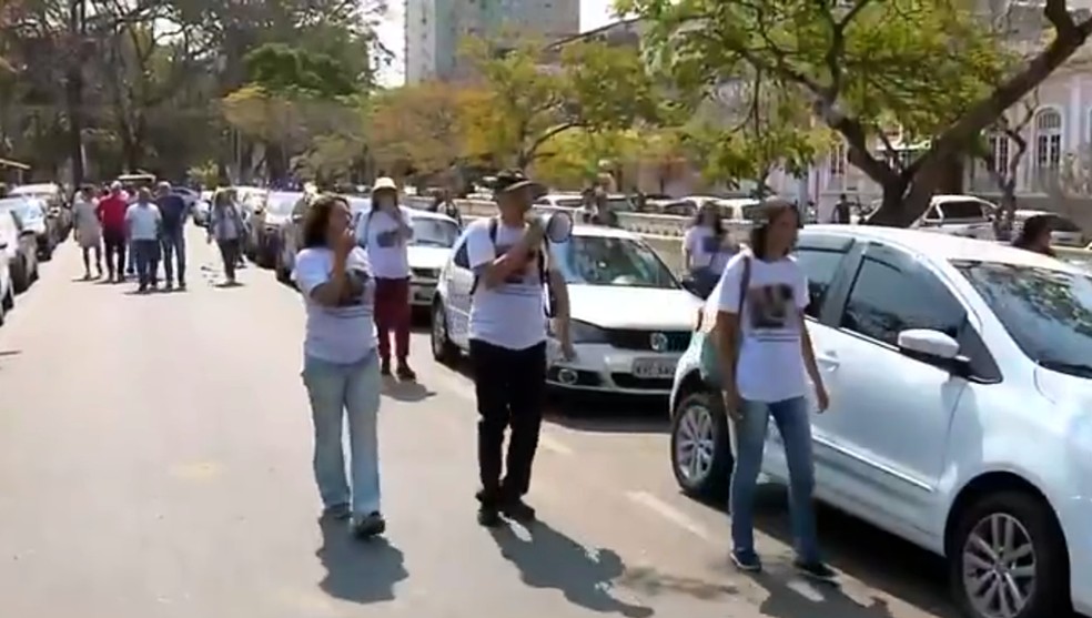 Grupo faz manifestação contra a concessão do Parque das Águas em Caxambu, MG — Foto: Reprodução / EPTV