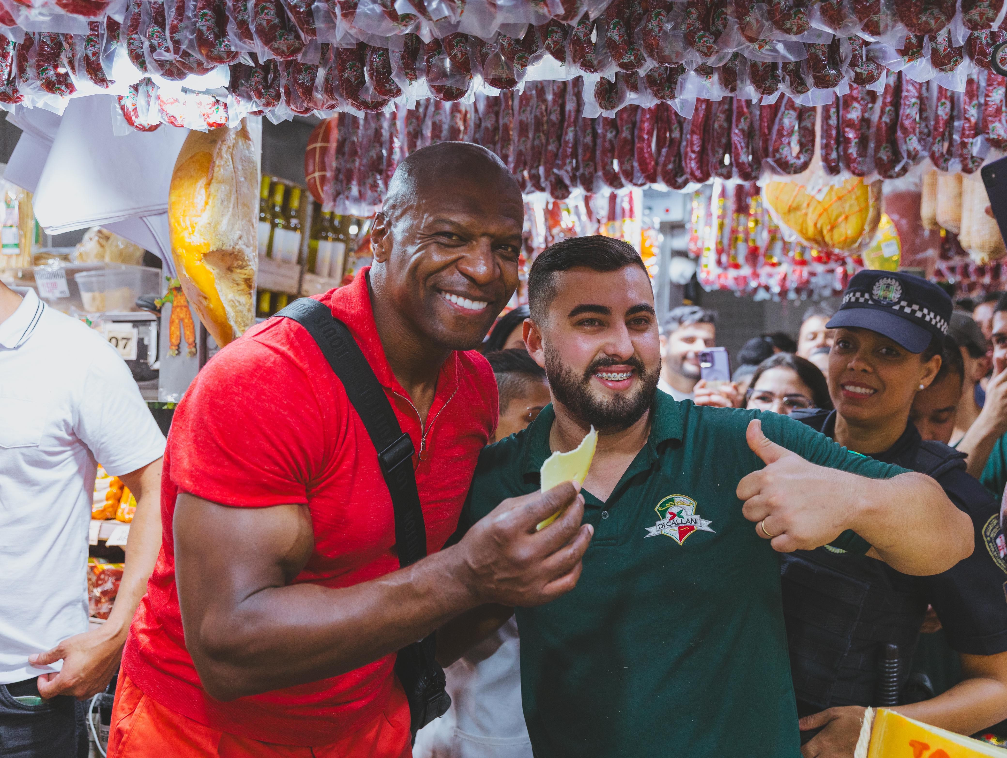 VÍDEO: astro de 'As Branquelas', Terry Crews faz dancinha icônica em visita ao Mercadão de SP