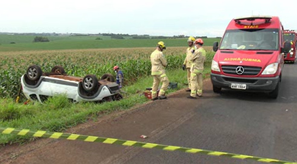 Motorista de 62 anos morre após ser ejetada de carro e veículo cair sobre corpo dela — Foto: Reprodução RPC