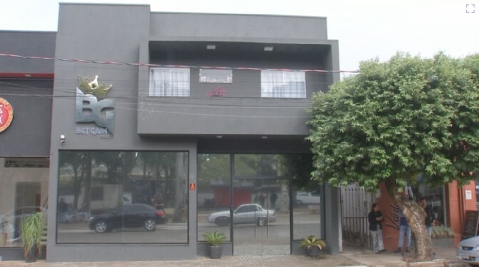Dono de casa de apostas em Mirandópolis é investigado por causar prejuízo de mais de R$ 540 mil para pessoas e fugir — Foto: TV TEM/Reprodução