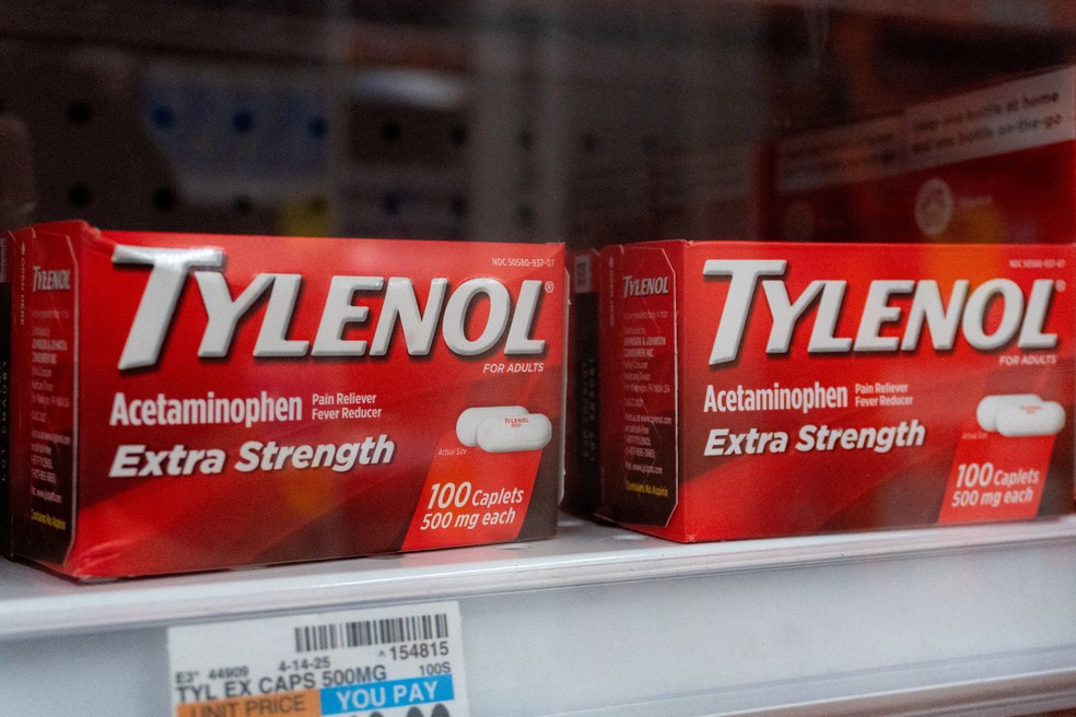 Frascos de Tylenol expostos em uma farmácia de Nova York, em 5 de setembro de 2025. — Foto: REUTERS/Kylie Cooper