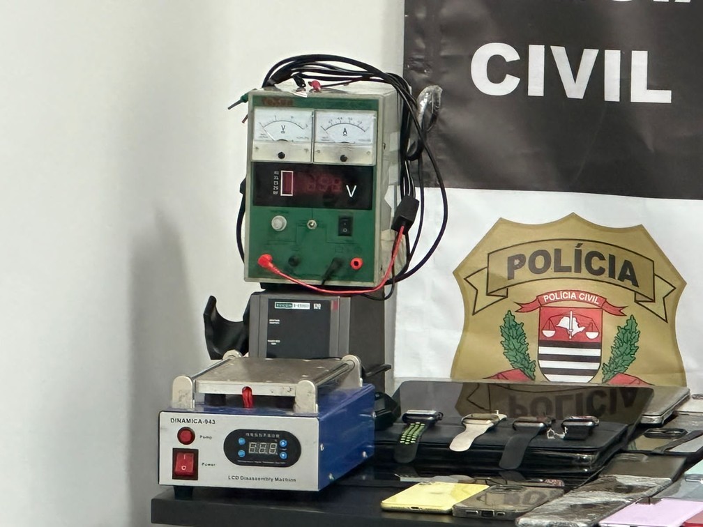 Equipamento apreendido era usado para desbloquear os aparelhos roubados — Foto: Abraão Cruz/TV Globo