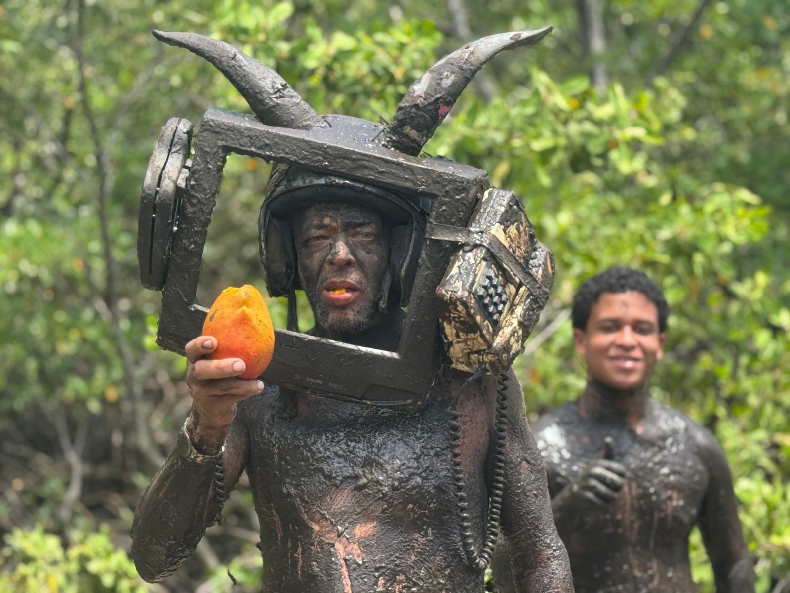 Bloco 'Os Cão' mantém tradição de fantasia com lama do mangue; veja fotos