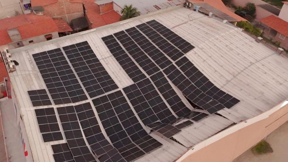 Teto de supermercado desaba parcialmente sob peso de placas solares — Foto: Reprodução