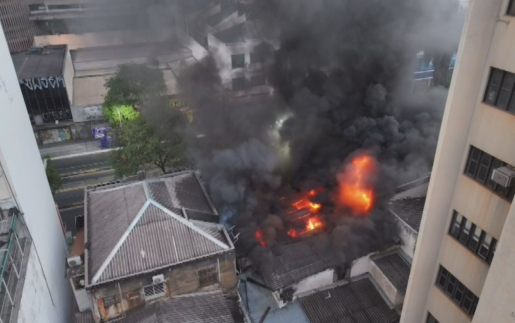 Incêndio atinge lojas e interdita parte da Avenida Anhanguera; vídeo 
