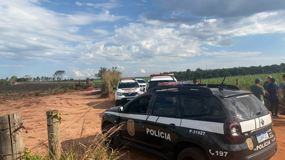 1 de 3
Pol&iacute;cia investiga corpo encontrado em &aacute;rea rural de Piratininga &mdash; Foto: Andressa Lara/TV TEM