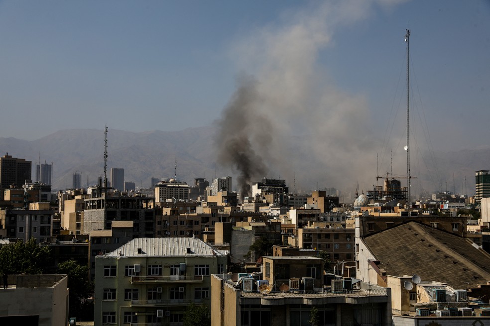 Fumaça sobe de uma explosão após os ataques israelenses ao Irã, em Teerã, neste domingo (15). — Foto: Hamid Amlashi/Reuters