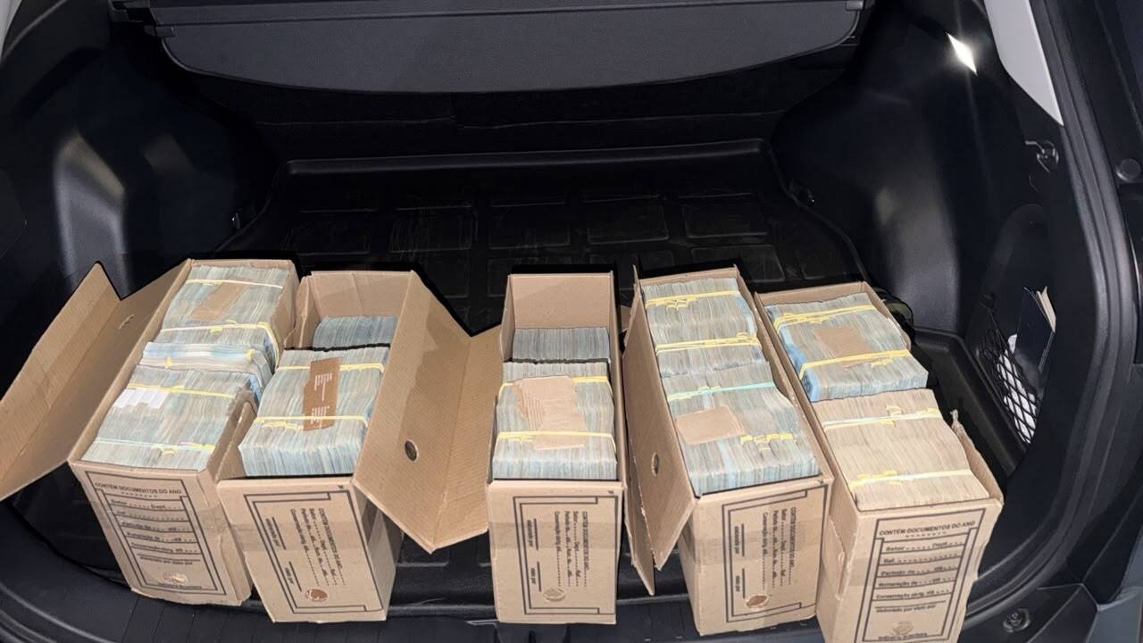 Caixas de dinheiro apreendidas durante operação da PF — Foto: PF