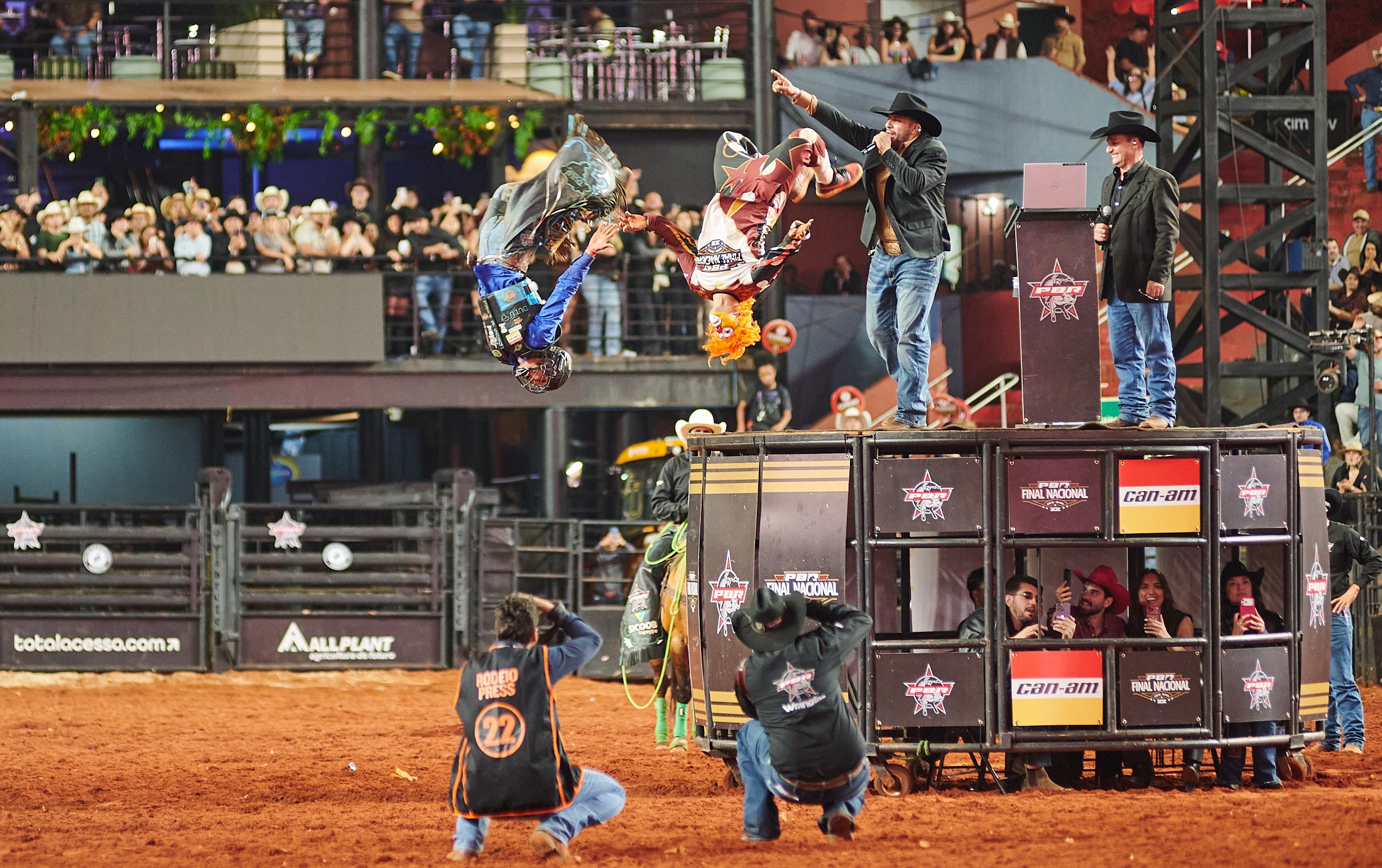 Rafa Kalimann e Nattan assistem à final do rodeio da PBR no meio da arena de Barretos