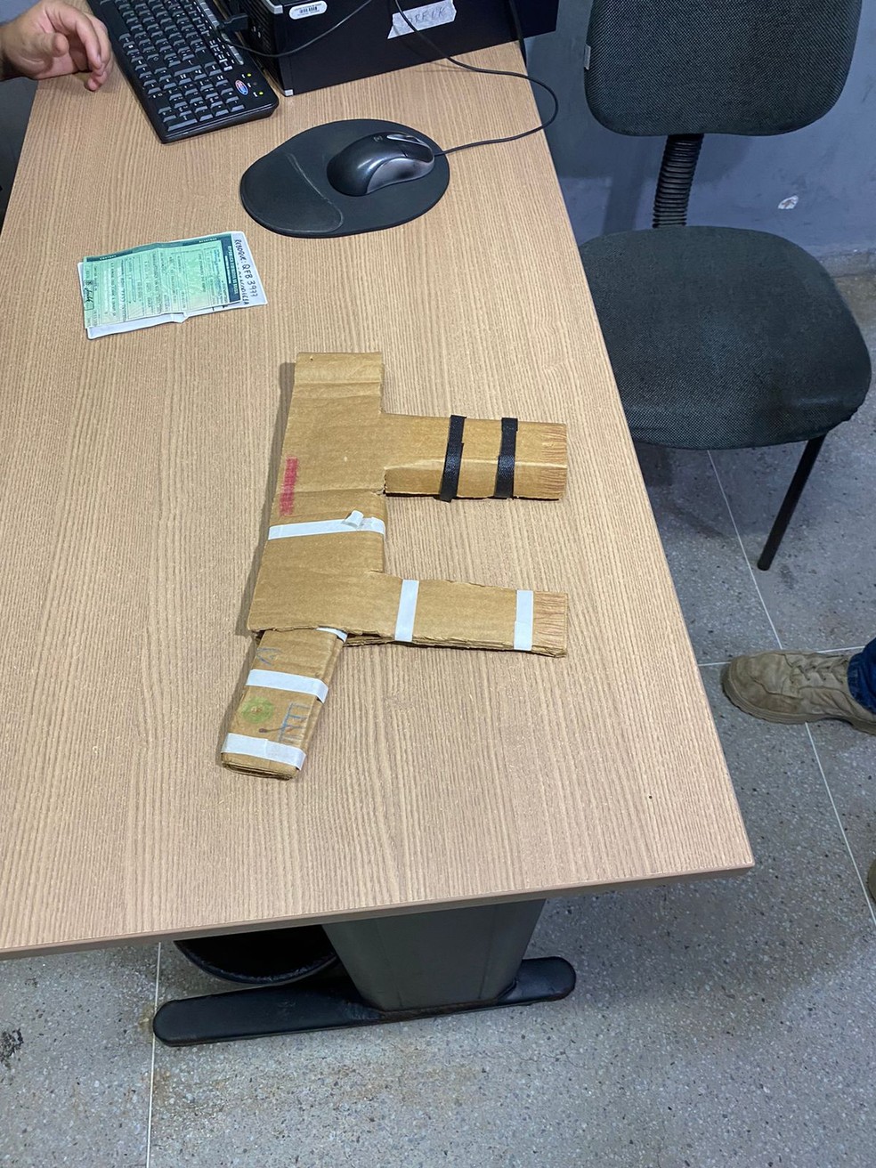 Homem é preso suspeito de roubar carro com arma de papelão, em Campina Grande — Foto: Geraldo Jerônimo/TV Paraíba