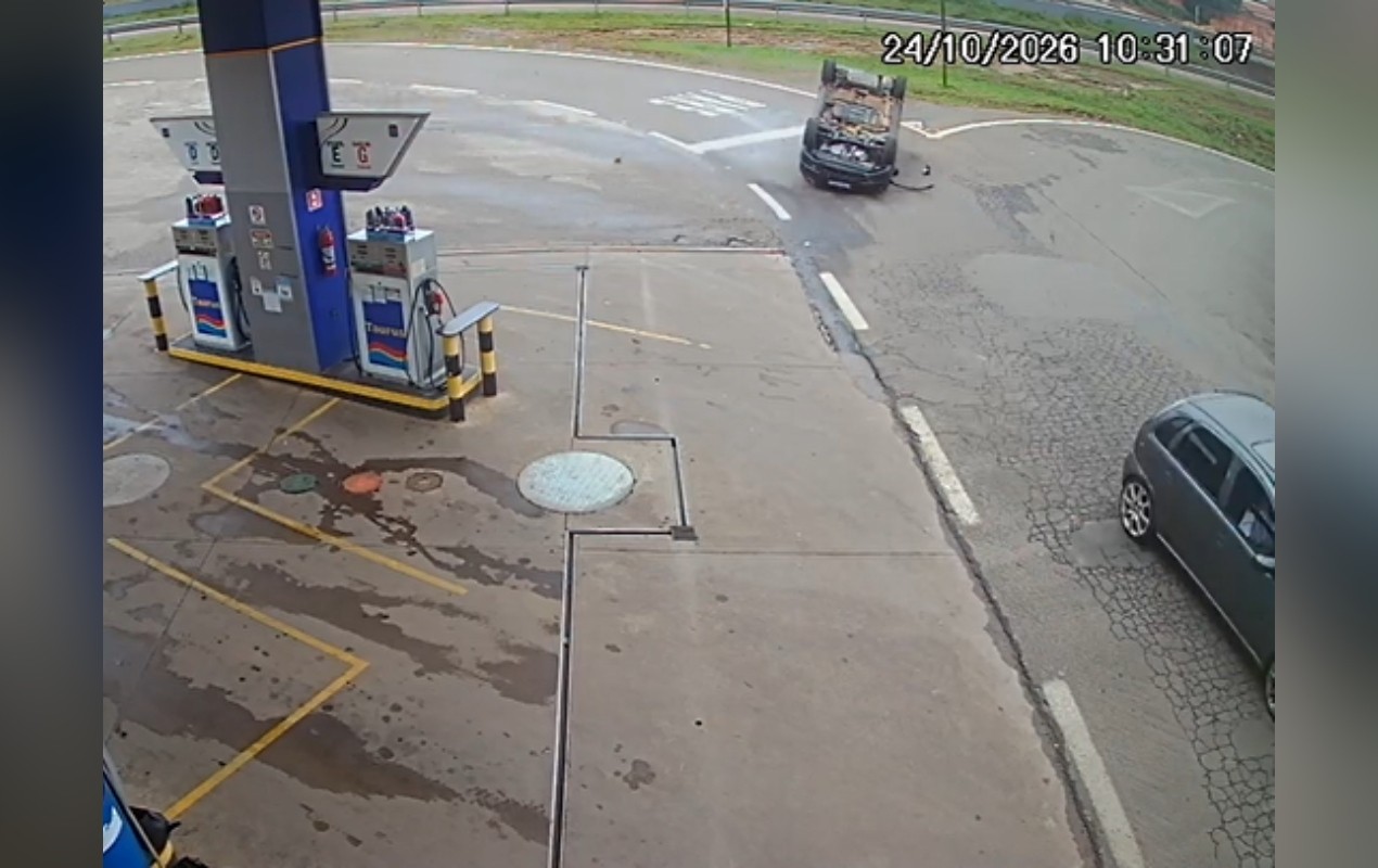 VÍDEO: motorista perde o controle da direção e capota em frente a posto de combustíveis em Capão Bonito