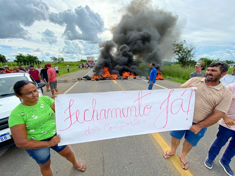 Protesto de agricultores das Várzeas de Sousa pedindo o fechamento das comportas do açude Engenheiro Ávilas — Foto: Reprodução/Beto Silva