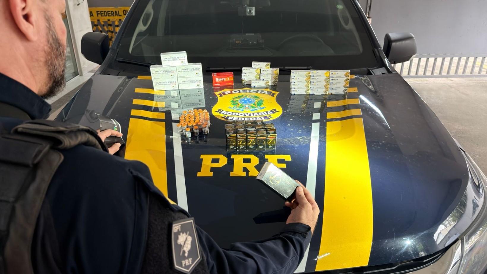 Dupla é presa com anabolizantes e remédios emagrecedores escondidos em fundo falso no porta-malas de carro em Jacareí, SP