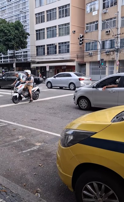 Lutador atravessa moto no sinal para ajudar idoso a atravessar na Tijuca, e gesto viraliza; VÍDEO