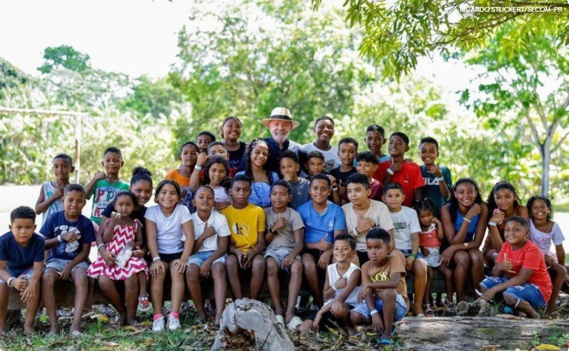 COP30: Lula visita quilombo no Pará, acompanha manejo do açaí e conhece robô que escala palmeiras para colher o fruto símbolo da Amazônia