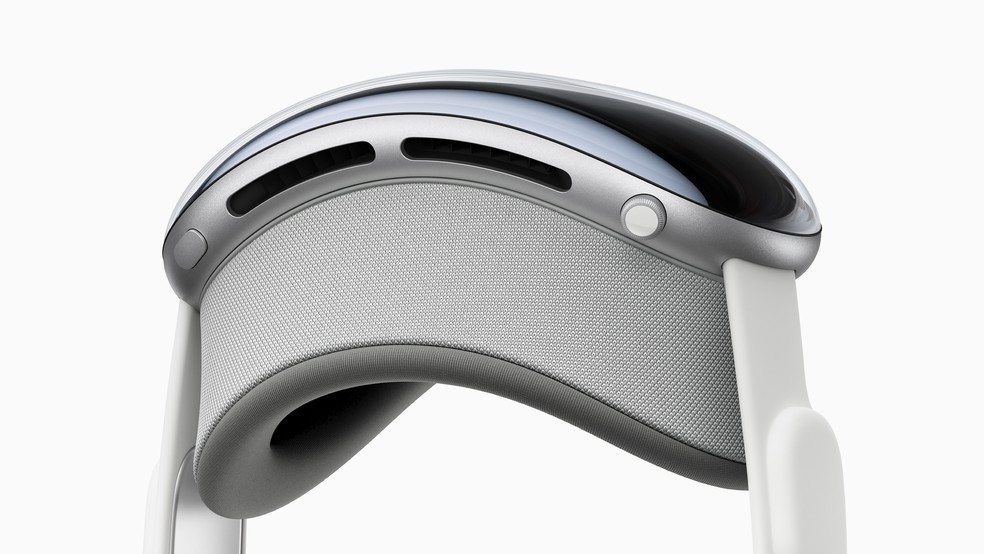 Apple Vision Pro tem botão no topo que permite controlar sistema — Foto: Divulgação/Apple