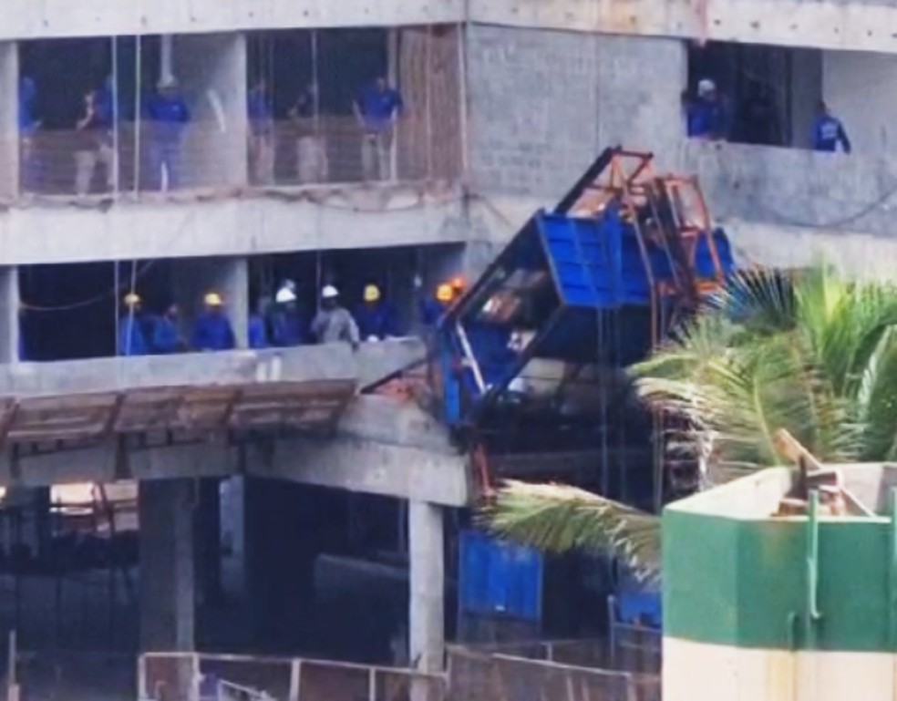 Elevador despencou em construção de prédio no bairro de Armação, em Salvador, e deixou pelo menos uma pessoa morta nesta sexta-feira (26) — Foto: Reprodução/Redes Sociais
