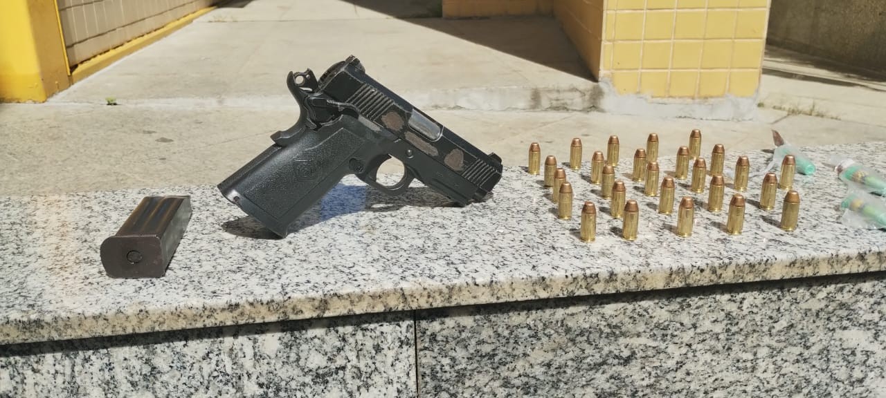 Adolescente é apreendido por ameaçar moradores com arma em Três Rios 